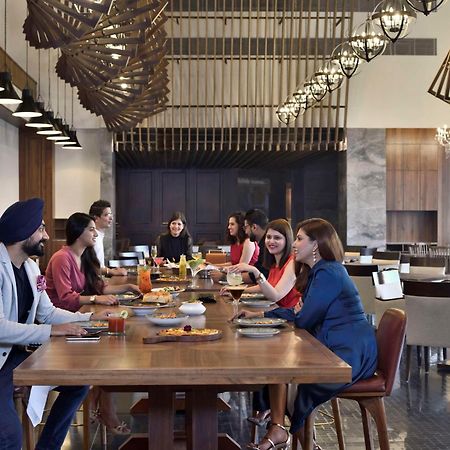 Hotel Hyatt Centric Janakpuri Nueva Delhi Exterior foto The restaurant at the hotel