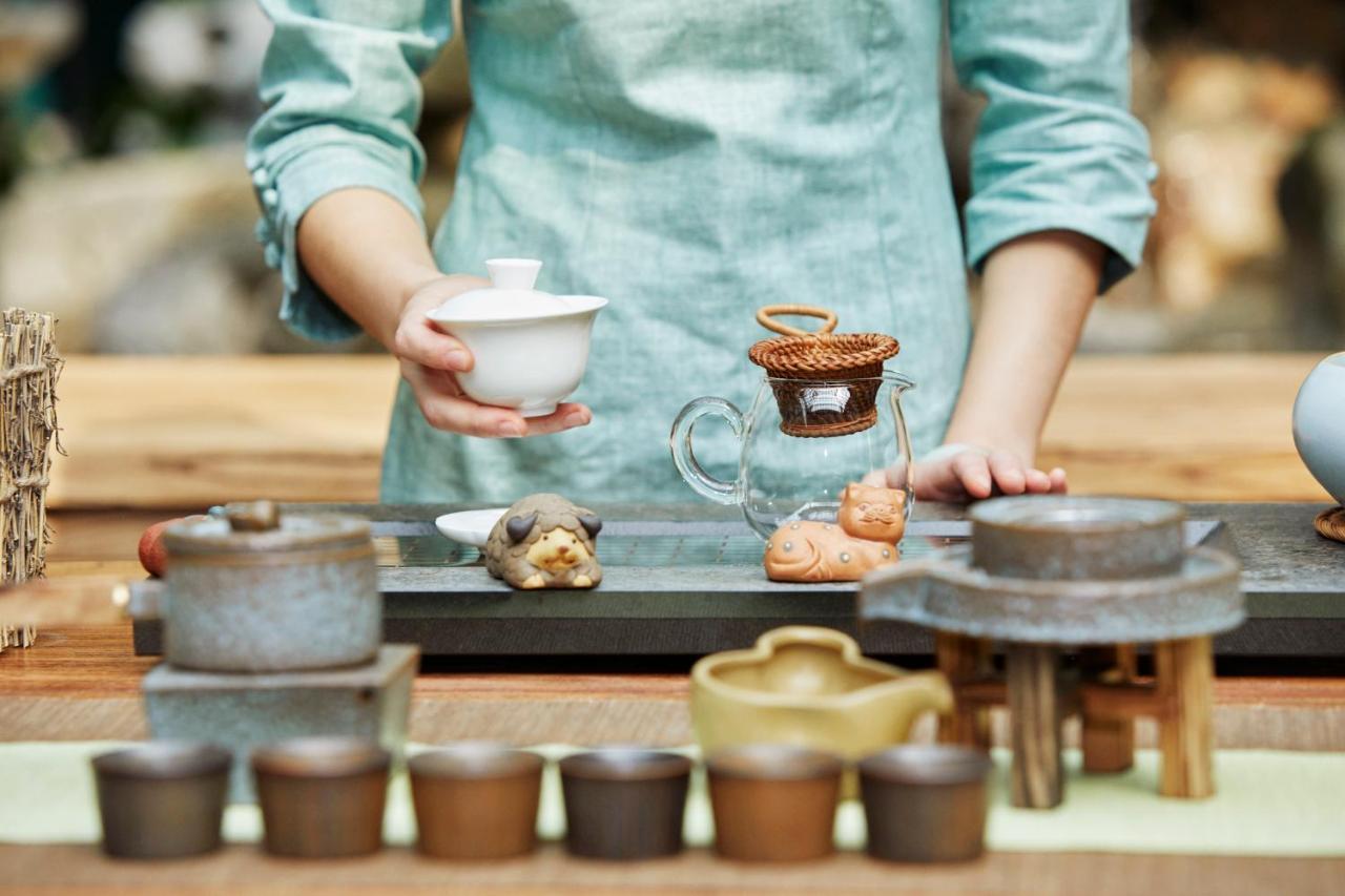 Hotel Hyatt Centric Janakpuri Nueva Delhi Exterior foto A tea master preparing for a tea ceremony