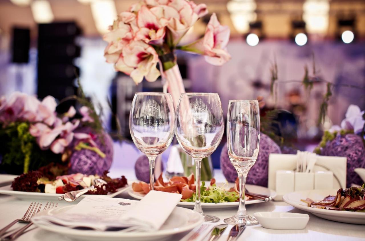 Hotel Hyatt Centric Janakpuri Nueva Delhi Exterior foto A table set for a formal dinner