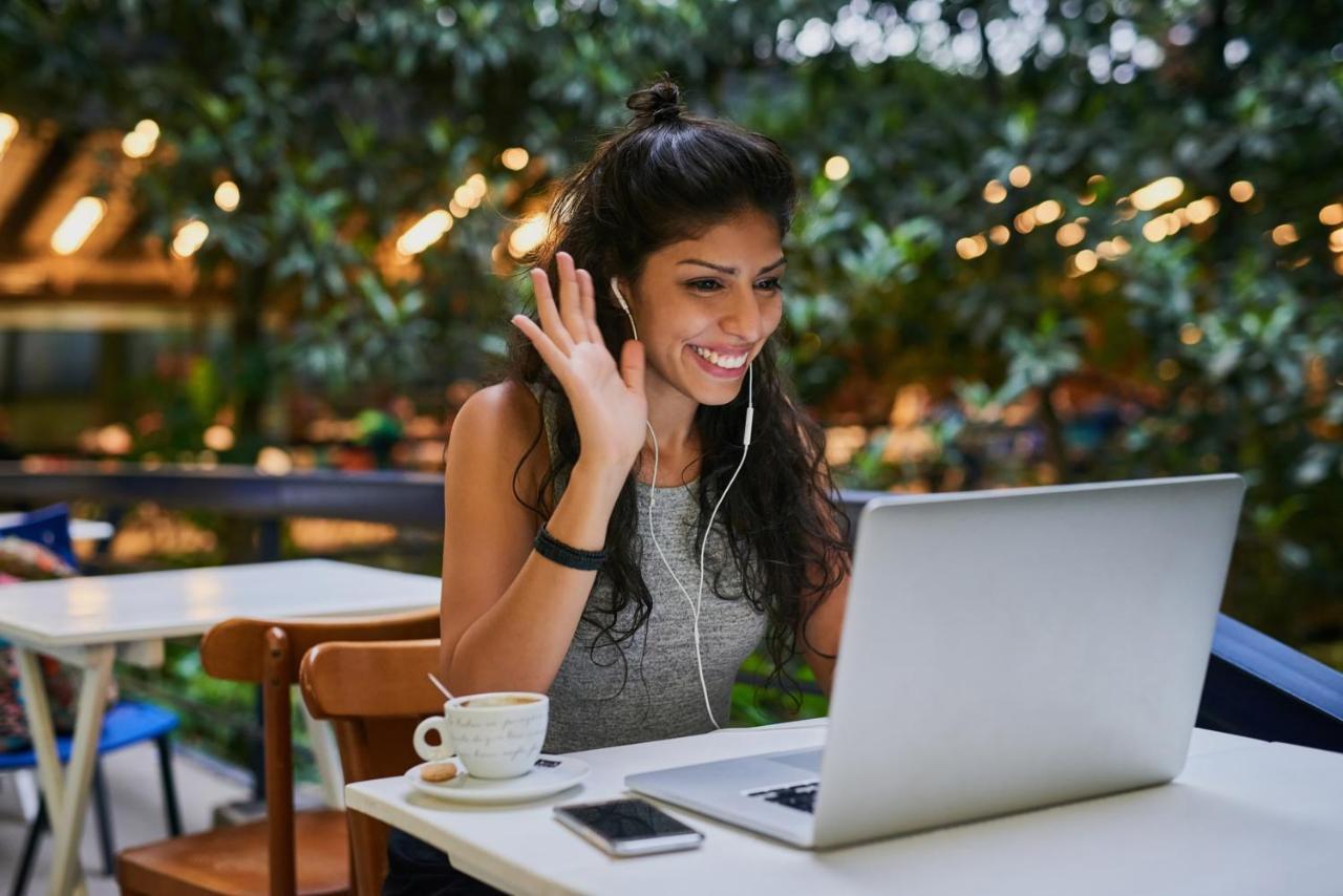 Hotel Hyatt Centric Janakpuri Nueva Delhi Exterior foto A woman using a laptop for a video call