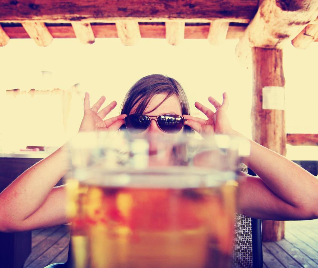 Hotel Hyatt Centric Janakpuri Nueva Delhi Exterior foto A woman drinking beer