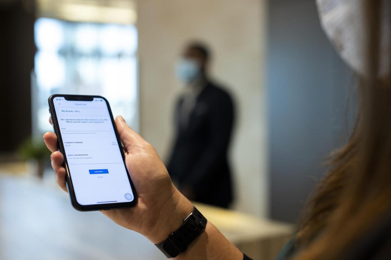 Hotel Hyatt Centric Janakpuri Nueva Delhi Exterior foto A person checking in with the contact-tracing app Luca