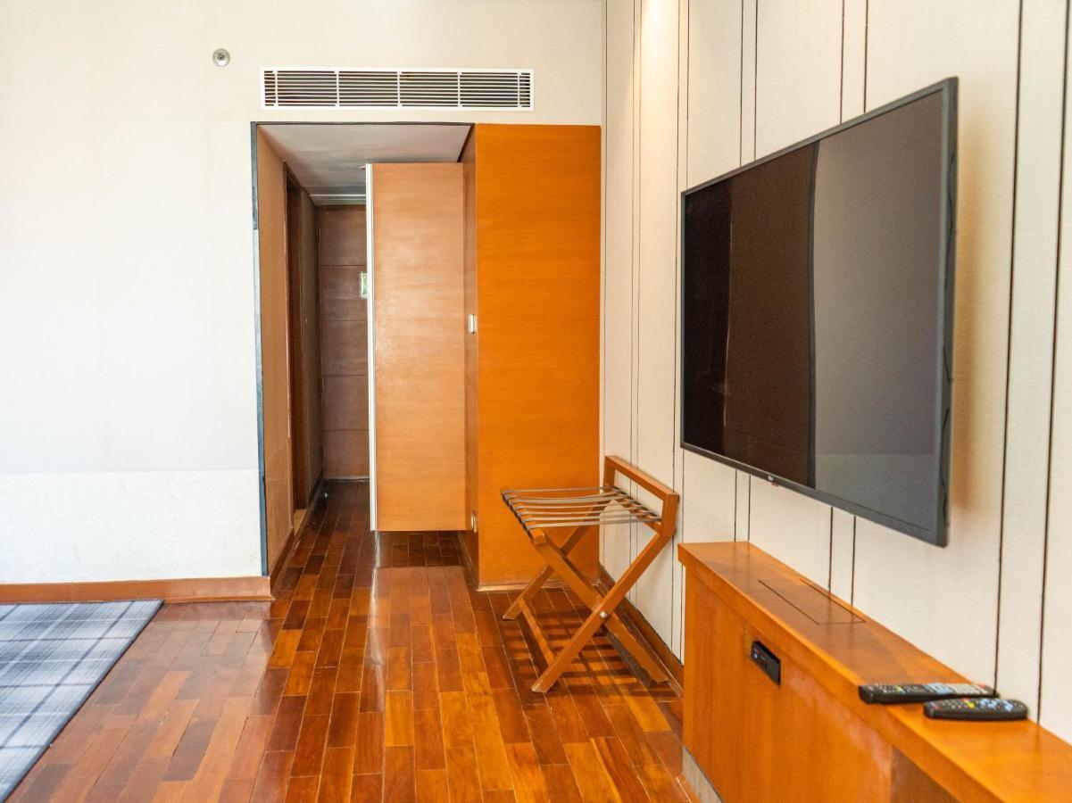 Hotel Hyatt Centric Janakpuri Nueva Delhi Exterior foto A television set in a hotel room