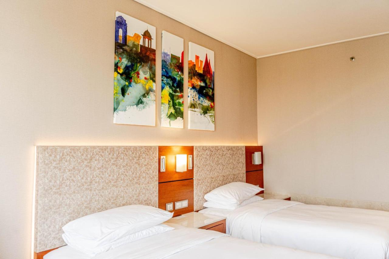 Hotel Hyatt Centric Janakpuri Nueva Delhi Exterior foto A room at the hotel